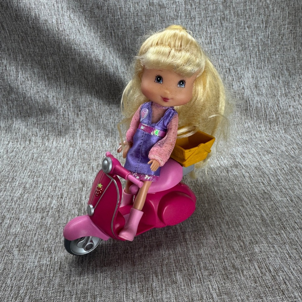 Strawberry Shortcake Doll with Pink Scooer Playmates Toys 2006 Vintage TLC